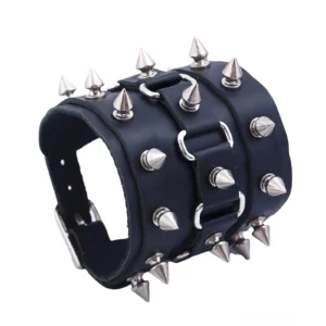 Seitliche Schrägansicht des gespikelten Lederarmbands mit dichter Kegelnieteln-Anordnung und verstellbarem Schnallensystem, Gothic-Armband Seitenprofil