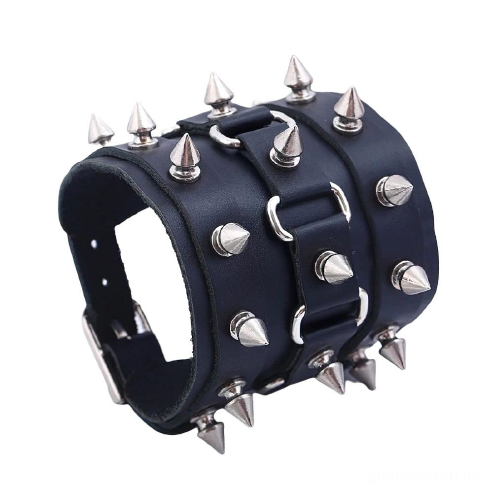 Seitliche Schrägansicht des gespikelten Lederarmbands mit dichter Kegelnieteln-Anordnung und verstellbarem Schnallensystem, Gothic-Armband Seitenprofil