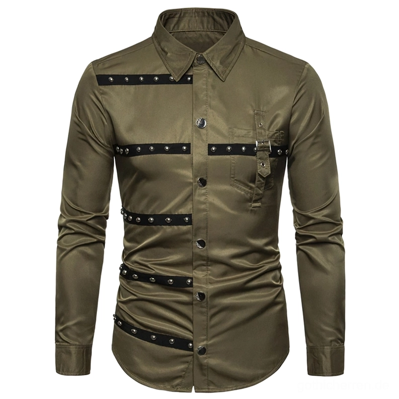 Armee-grünes Gothic-Nieten-Hemd Vorderansicht mit asymmetrischen schwarzen Nietengurten und Satin-Finish-Stoff
