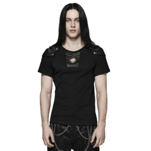 Gothic Nieten-Rüstung T-Shirt Herren Frontansicht, schwarzes tailiertes T-Shirt mit Metall-Schulterpanzern und Brustöse, getragen von männlichem Modell mit langem Haar, Studio-Weiß-Hintergrund, Industrial-Punk-Gothic-Mode