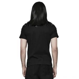 Schwarzes gotisches Nieten-Rüstungs-T-Shirt Herrenrückenansicht, abnehmbare Niet-Schulterpanzer sichtbar von hinten, Industrial-Punk-Style Herren-Tee, Studio-Hintergrund, alternative Mode