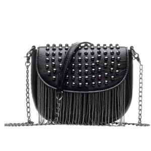 Gotische Nieten-Lederschultertasche im Crossbody-Stil getragen, Dreiviertelseitenansicht zeigt Kettengurt und Nieten-Verzierungen der schwarzen Gothic-Umhängetasche
