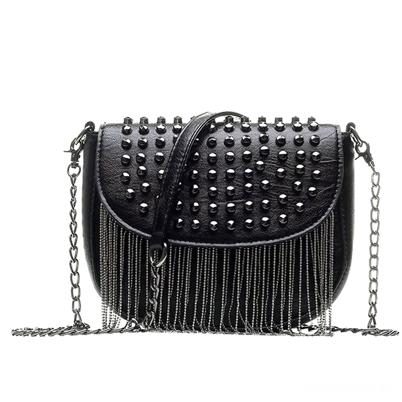 Gotische Nieten-Lederschultertasche im Crossbody-Stil getragen, Dreiviertelseitenansicht zeigt Kettengurt und Nieten-Verzierungen der schwarzen Gothic-Umhängetasche