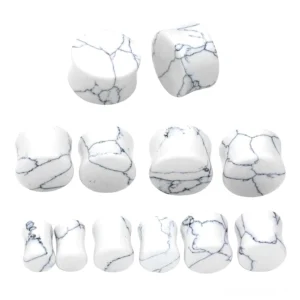 Sortierte weiße Marmor Ohrringe Gauge Tunne in verschiedenen Größen Flat Lay Übersicht Gothic Naturstein Schmuck Set komplettes Größenspektrum