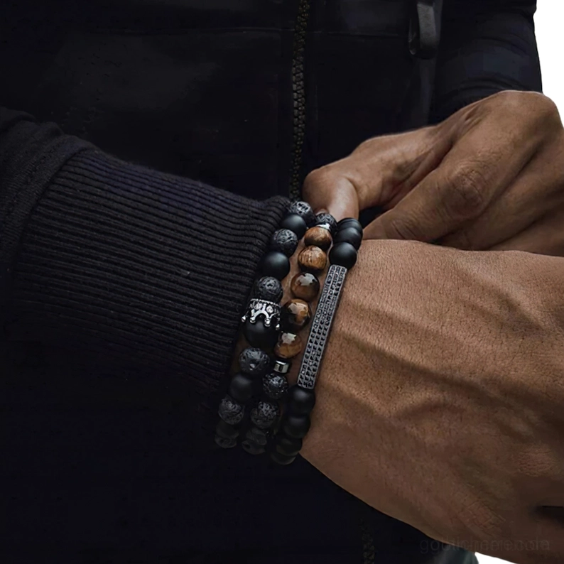 Alternative schwarzes Onyx Stein-Armband mit Kronenverzierung auf dunklem Hautton-Handgelenk, Frontansicht-Nahaufnahme zeigt Matter-Finish gothische Perlen und Metallakzente