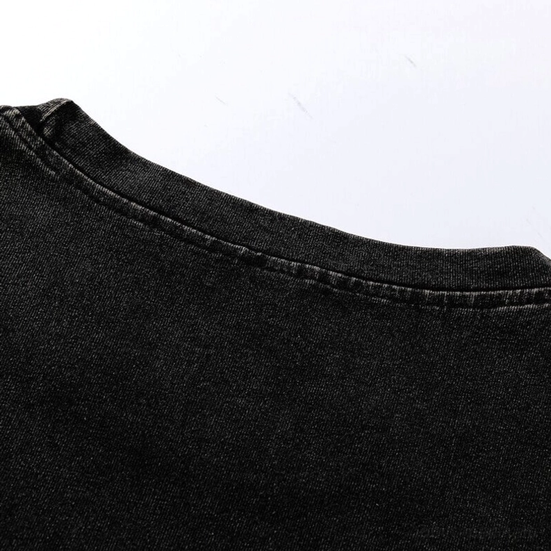 Detailaufnahme der verstärkten Seitennnaht und Saumkonstruktion auf schwarzem Baumwoll-T-Shirt, Nahaufnahme der Stich- und Nähqualität auf washed cotton
