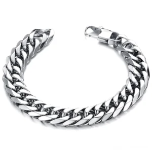 Seitenansicht des massiven Edelstahl-Gothic-Panzerarmbands mit verdrehten Kettengliedern und detailliertem Hummerkrallenver­schluss für Herren