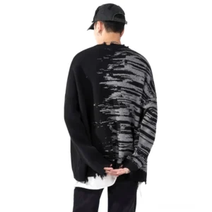 Rückansicht des Gothic Oversized Pullover mit passendem abstraktem Patchwork-Muster und absichtlich ausgefranstem Saum auf weißem Studio-Hintergrund