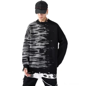 Frontalansicht des schwarzen Gothic Patchwork Distressed Pullover Streetwear auf männlichem Modell vor weißem Hintergrund, zeigt abstrakten Print und ausgefranste Details des Oversized Pullis