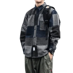 Dunkles blaues Gothic Patchwork Plaid Button-Up Hemd, übergroße Silhouette mit sichtbarem Rucksackriemen, Seitendarstellung drei-viertel Ansicht, gemischte dunkelgraue marine braune Patchwork