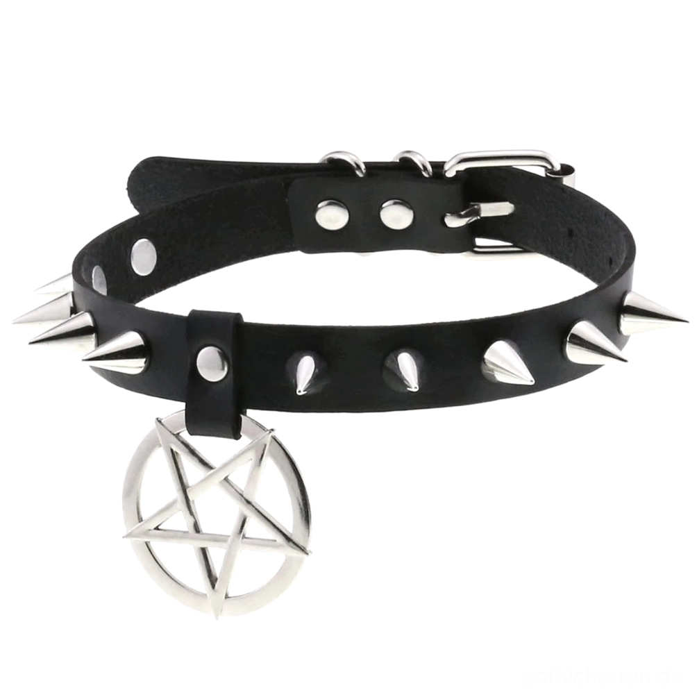 Gothic Spike Leder Choker mit Pentagram Anhänger und silbernen Spike-Details, flache Vorderansicht – Neo-Gothic Halsschmuck mit verstellbarem Verschluss