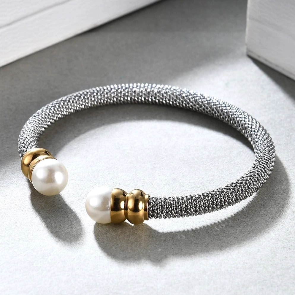Dunkelgraues verwebtes Gothic Perlen Manschettenarmband mit Goldhardware in weißer Box präsentiert