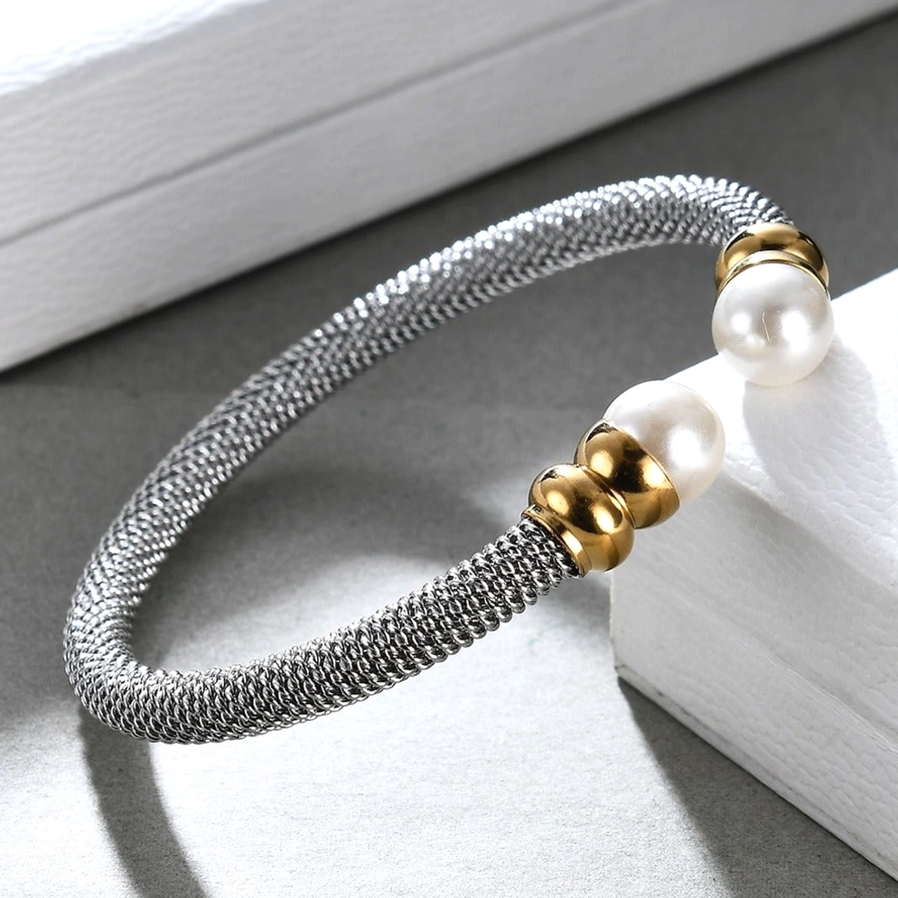 Silber verwebtes Gothic Perlen Armband mit weißen Perlen und Goldendkappen in Verpackung angezeigt