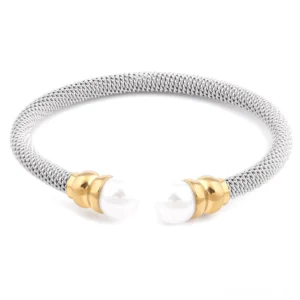 Gothic Perlen Manschettenarmband mit zweifarbigem Edelstahl Mesh und weißen simulierten Perlen – Frontalansicht Flat Lay