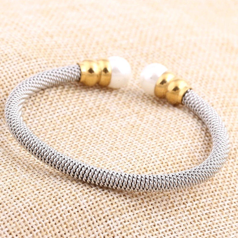 Offenes Cuff Edelstahl Gothic Perlen Armband mit antikem Finish – Seitenprofilansicht