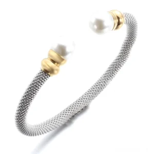 Offenes Cuff Gothic Perlen Armband mit geflochtenem Silbermetall und weißen Perlen – seitliche Schrägansicht Detail