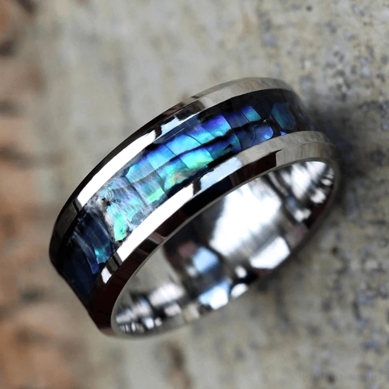Perlmutt-Intarsia Ring getragen an Finger Seitenansicht zeigt geschichtete Muschel und Metalldesign mit irisierendem Glanz