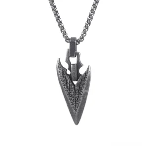 Gunmetal-geschwärzte gotische Pfeilspitzen-Halskette mit Split-Struktur-Anhänger-Design Draufsicht - klassischer Stil mit vollständig graviertem Blattmuster-Relief und antiker Patina auf schwarzer Edelstahl-Kette