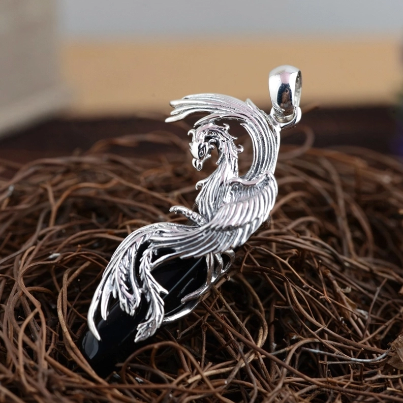 Gotischer Phönix Obsidian Anhänger Dreiviertelansicht mit feiner handgravierter Federornamentik und Phönix-Kopfdetails, antikem Silber-Oxidations-Finish, Sterlingsilber Gothic Halskette