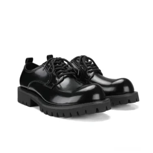 Gothic Plateau Derby Boots Herren Schwarze Lederstiefel Frontalansicht mit glänzendem PU-Leder Finish und massivem Stollenprofil