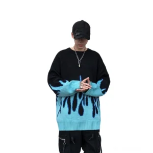 Männliches Model trägt schwarzen und cyan Flammen gothic Strickpullover mit schwarzer Mütze silberner Halskette Streetwear Stil