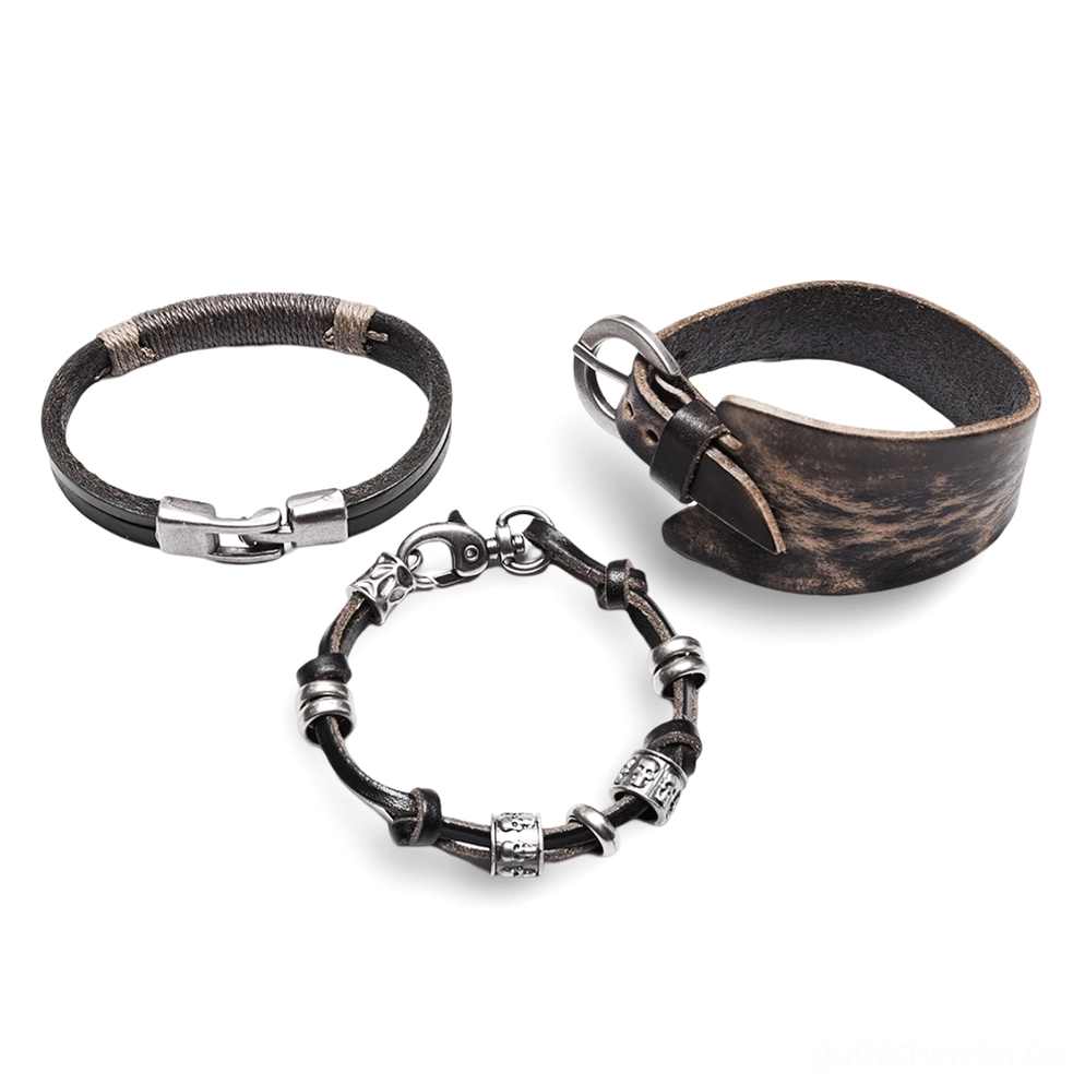 Dreiteiliges dunkel Gothic Punk Armband Set Vogelperspektive Ansicht, verwittertes Vintage Leder mit Silbermetall Details und gravierten Perlen, Alternative Schmuck Kollektion, gestresstes Braun Schwarz
