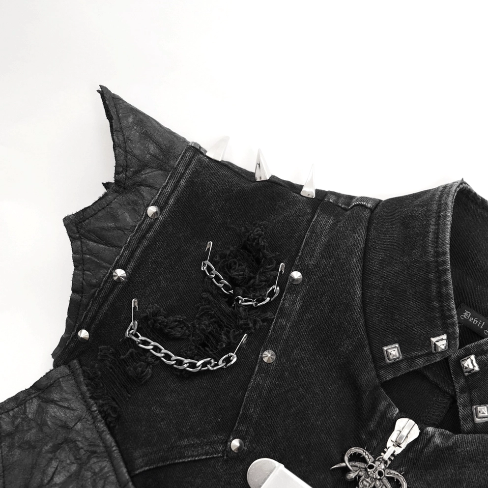 Detaillierte Nahaufnahme der Metalloberfläche der Gothic-Punk-Weste mit Nieten, Ketten und Rissen im schwarzen Denim