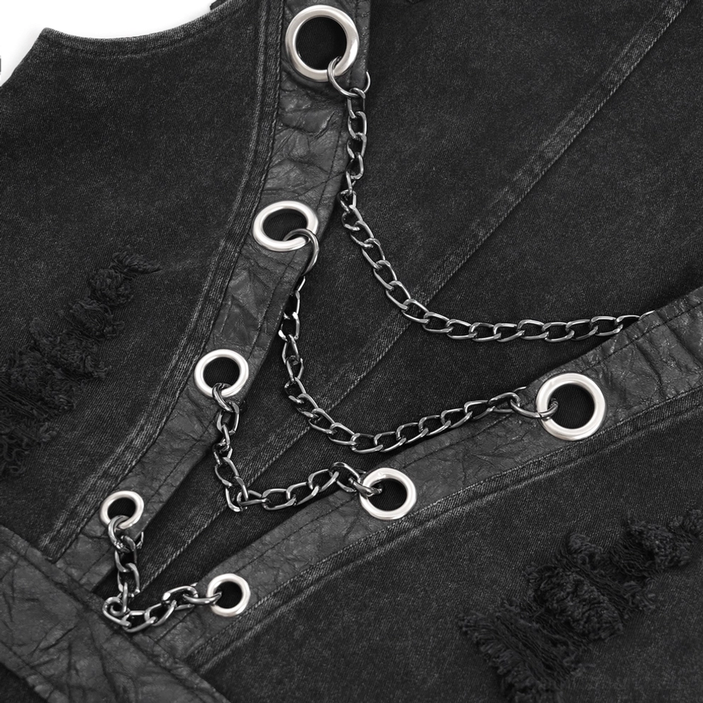 Detaillierte Texturaufnahme der schwarzen Distressed-Gothic-Punk-Denim-Weste mit Verschleißmustern und Kunstleder-Akzenten