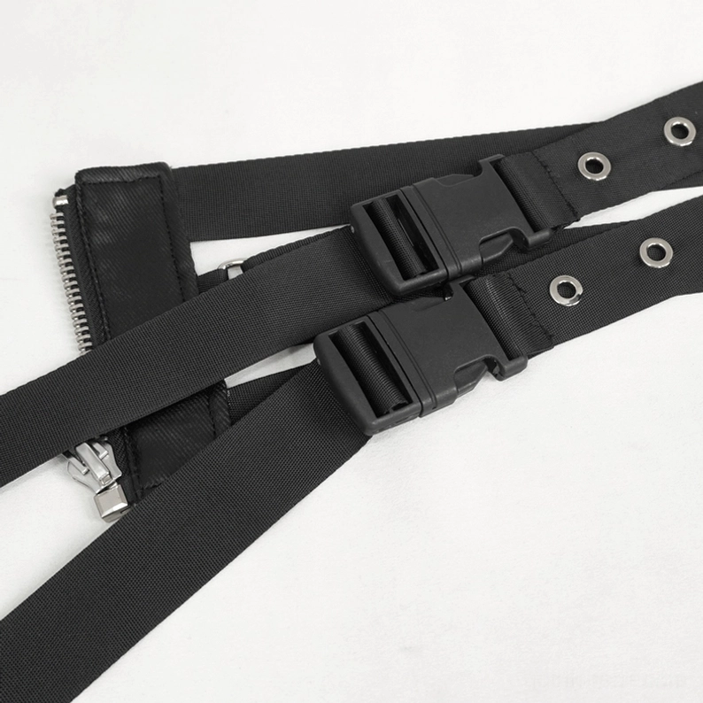 Vorderwinkel-Nahaufnahme des Punk-Gürtel-Hardwares mit Kunststoff-Schnellentriegelungs-Schnallen, Seitenverschluss und Metalösen-Details