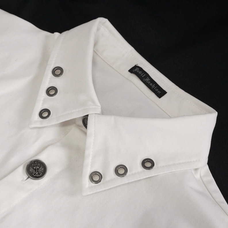 Nahaufnahme Detail des weißen Gothic-Punk-Hemds Kragen mit silbernen Metalllöchern, inneres Markenetikett und vintage Metallknöpfen