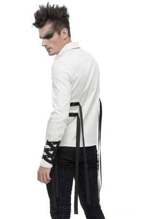 Weißes Gothic-Punk-Hemd Rücken-Seitenansicht auf männlichem Model mit schwarzer gemusterter Hose, zeigt Riemen-Details auf der Rückseite