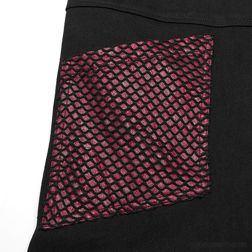 Extreme Nahaufnahme der weinroten Mesh-Stoff-Taschen-Applikation mit strukturiertem Kunstleder-Overlay auf schwarzer Gothic Punk-Schlaghose