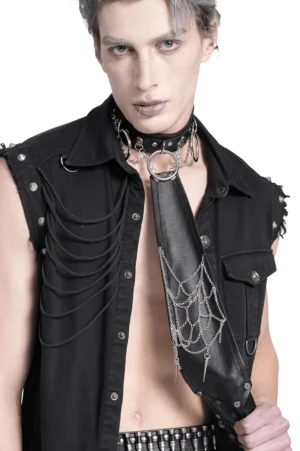 Nahaufnahme Frontansicht einer Gothic-Punk-Kettenkrawatte mit mehrschichtigen silbernen Ketten und Metallring-Choker-Detail auf männlichem Model, zeigt die komplexe Spinnweb-Konstruktion