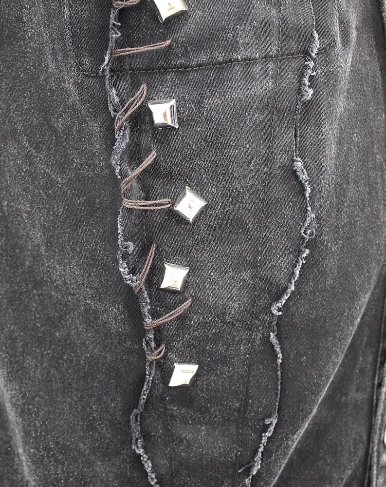 Gothic-Punk-schwarze Denim-Weste zeigt Saum-Fransen und Gesamtsilhouette auf Mannequin, ärmellos, Alternative Mode, Frayed Hem Design