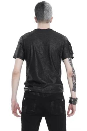 Gothic-Punk T-Shirt Rückansicht zeigt Cracked-Fabric-Textur und subtile Kettenakzente, tätowiertes männliches Model in voller Länge