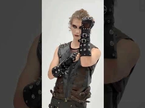 Gothic-Punk-Styling-Inspiration mit genieteten schwarzen Lederhosen, kombiniert mit genieteten Handschuhen, Kunstlederweste und dramatischem Make-up für Underground-Alternative-Fashion