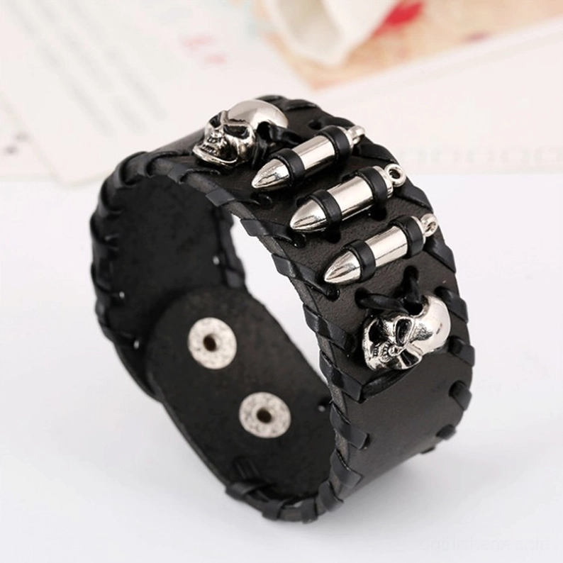 Seitenansicht des schwarzen geflochtenen Leder Totenkopf Armbands mit silbernen Kugelcharms und gotischen Metall-Verzierungen, Nahaufnahme-Seitenperspektive