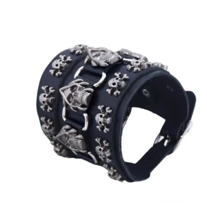 Seitenprofil des Gothic Punk Totenkopf-Leder-Armbands mit mehrreihiger Totenkopf-Verzierung und verstellbarem Schnallen-Design, zeigt die Breite und Tiefe der Konstruktion
