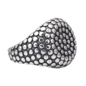 Dunkler matter Edelstahl Gothic Ring mit dichter erhobener Punkt-Prägung seitlich von Augenhöhe aufgenommen zeigt breites Band und Punkttextur-Details