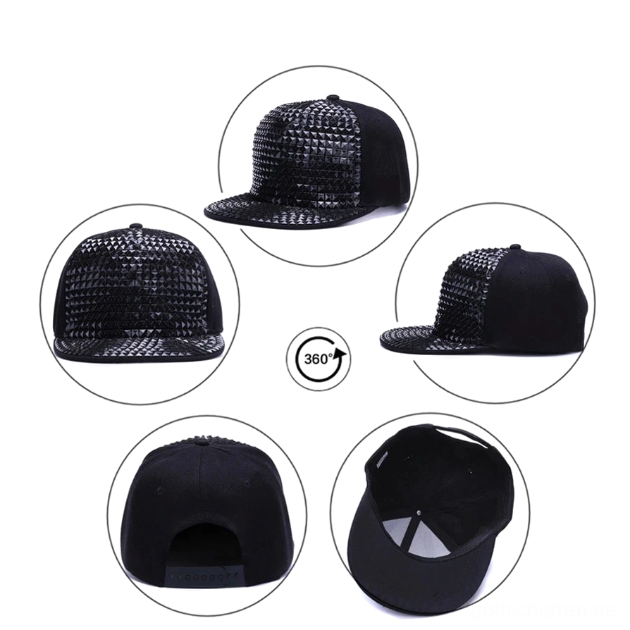 Gotische Pyramid-Stud-Snapback-Kappe mit Lichtwiedergabe-Effekt auf metallischen Studs, reflektierendes Licht-Spiel auf Nieten-Pyramiden