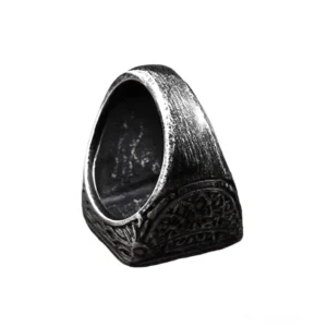 Gothic Biker Signetring Innenansicht von oben, zeigt innere Ringwand mit geschnitzten Details, alteriertes Metall mit sichtbarer Patina, feine gotische Gravuren auf distressed schwarzem Edelstahl
