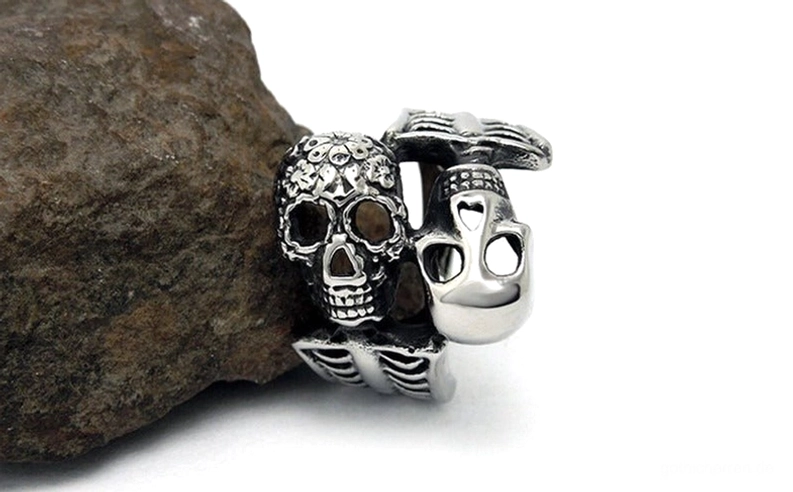 Dunkler Schädel Gothic Ring auf Steinuntergrund – zeigt Design-Tiefe, Texturdetails der gearbeiteten Knochenstrukturen und künstlerische Schädelgestaltung