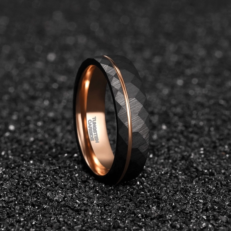 Wolfram Gothic Ring mit gravierter Innenseite und Rosé-Gold Akzent auf dunkler Oberfläche, Nahaufnahme zeigt feine Gravur und hochwertige Verarbeitung des Schmucks