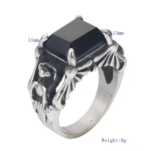 Geflügelter Gothic Totenkopf Ring Profilansicht zeigt 13mm Bandbreite und quadratische schwarze Edelsteinfassung im Seitenperspektiv