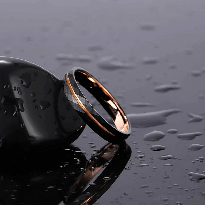 Seitenprofil schwarzer Wolfram Gothic Rhombus Ring mit Rosé-Gold Akzent auf Wassertropfen Hintergrund, elegante Draufsicht zeigt Ringkontur und facettierte Struktur