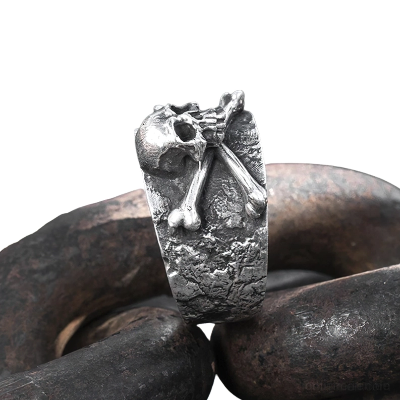 Seitenprofil verstellbarer Gothic-Totenkopfring auf gealterter Kette – vertikale Profilansicht mit gealtertem Silber Oxidations-Finish