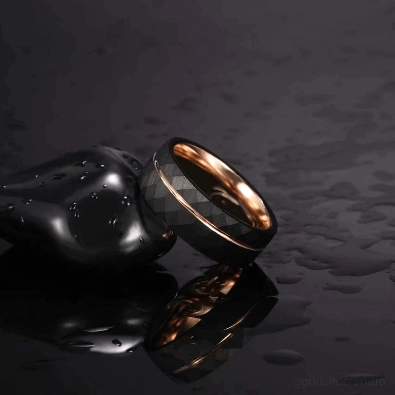 Schwarzer Wolfram Gothic Rhombus Ring mit dekorativem Stein und Wassertropfen auf reflektierendem Hintergrund, atmosphärisches Lifestyle-Fotografie mit feuchter Oberflächenanordnung