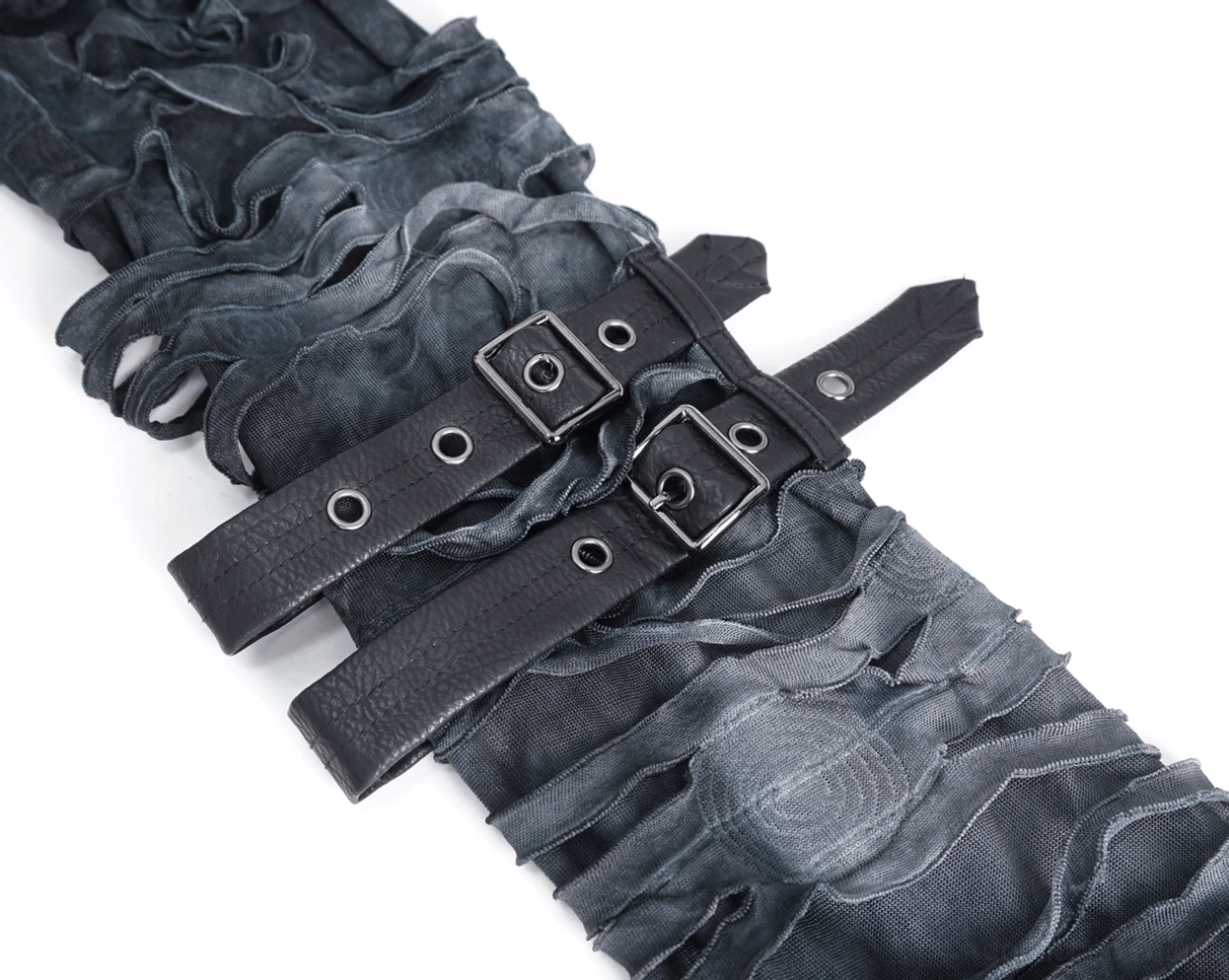 Flat-Lay-Detail-Aufnahme der verstellbaren schwarzen Leder-Schnallen mit Metallbeschlägen für den Gothic Ripped Hoodie