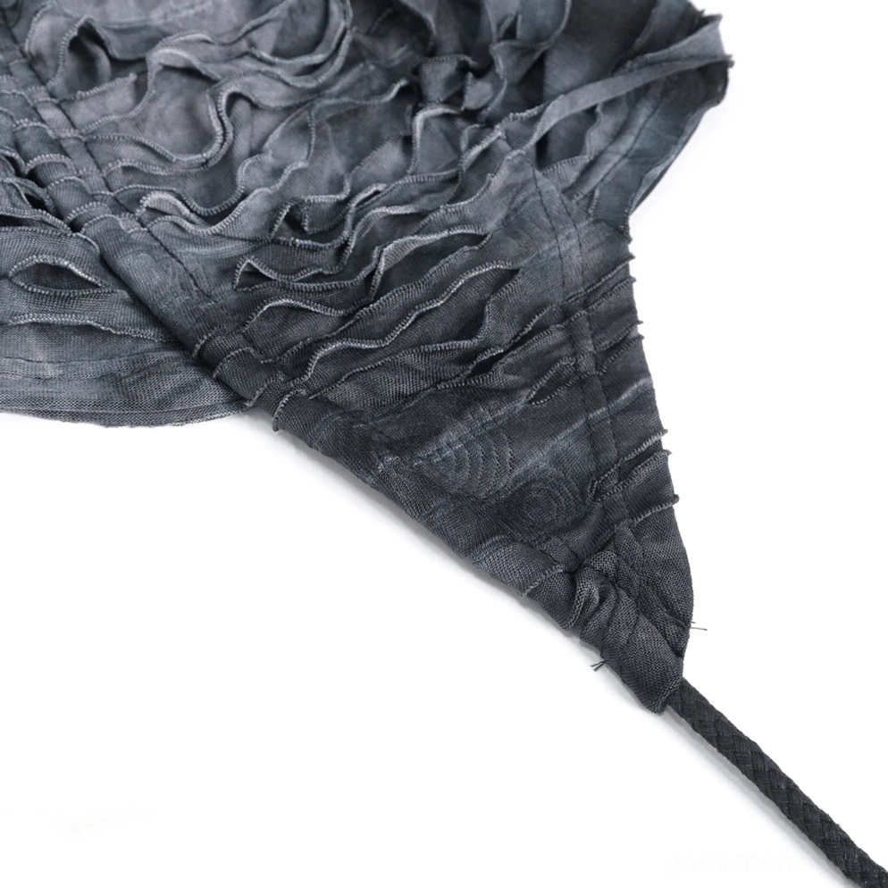 Frontale Mannequin-Darstellung des Gothic Ripped Hoodie mit Betonung des asymmetrischen Designs und zerrissenen Stoff-Details