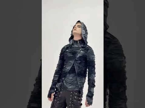 Tiefenwinkelige Frontansicht des dunkelgrauen Tie-Dye Gothic Hoody getragen mit alternativen Punk-Hosen in Dark-Aesthetic-Styling